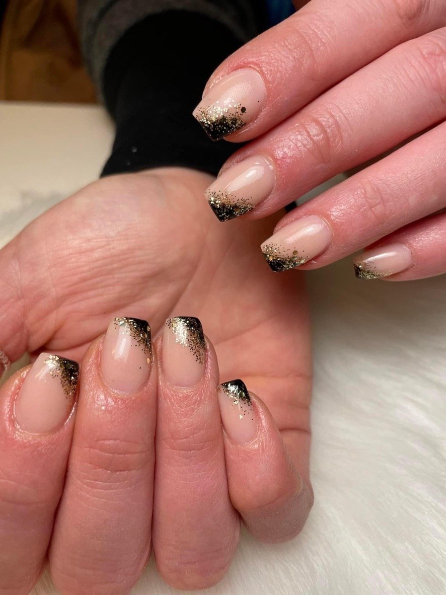 Nude naglar med guldglitter-toppar