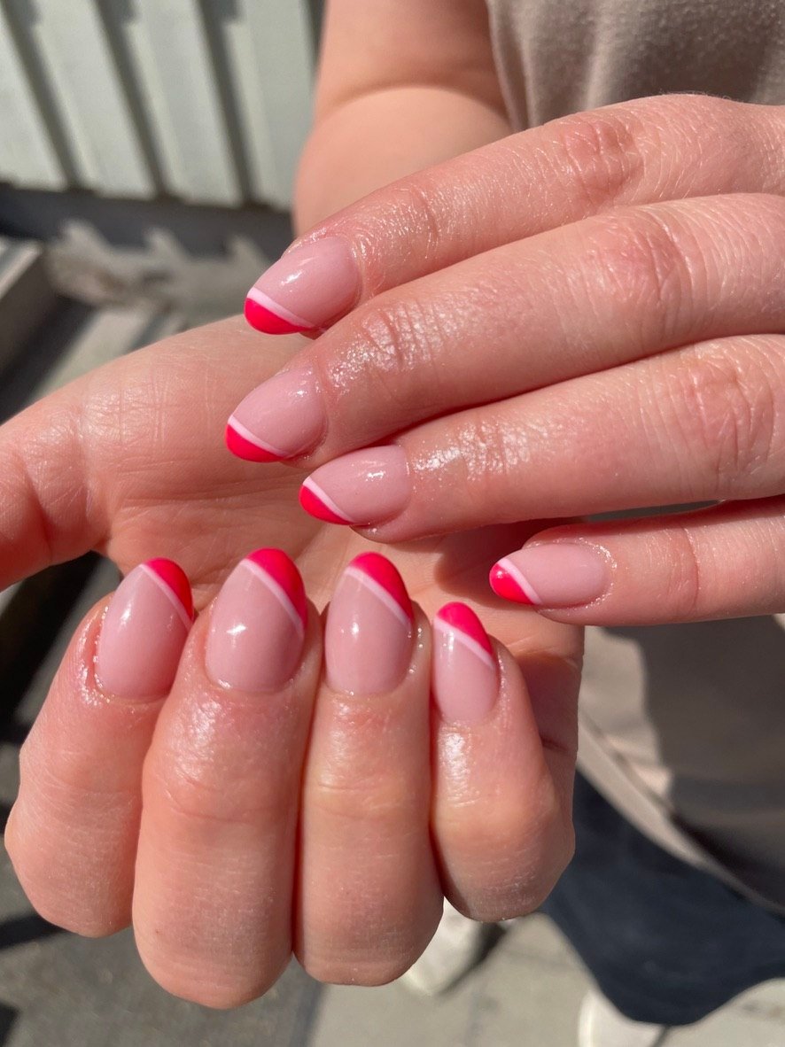 Rosa och röda franska gelénaglar i solljus — arbete av Annie Nails & Beauty